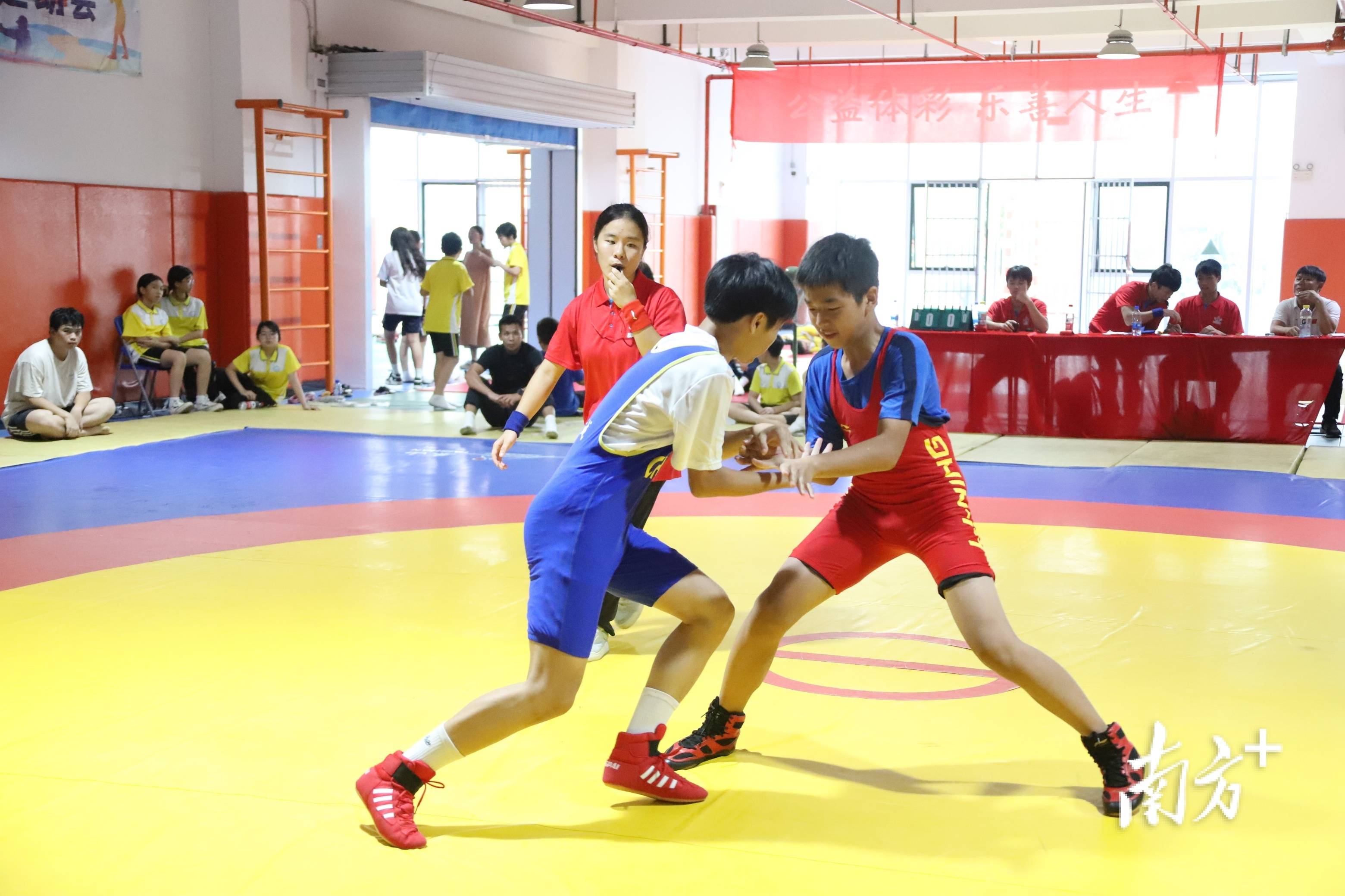 "青少年摔跤比赛:力量美学时代"