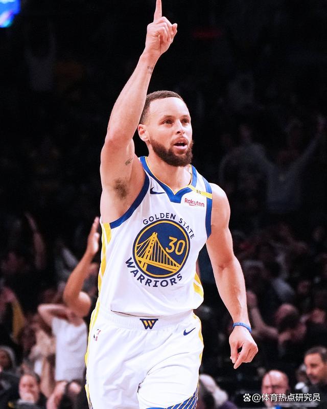 包含季后赛“绝地反击”:库里在落后30分的情况下用远投连续得分,奇迹般逆转成功的词条