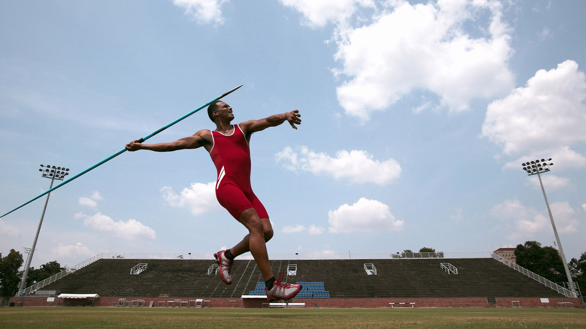“足球文化节期间举办精彩足球表演赛,吸引众多观众”,足球舞台表演节目