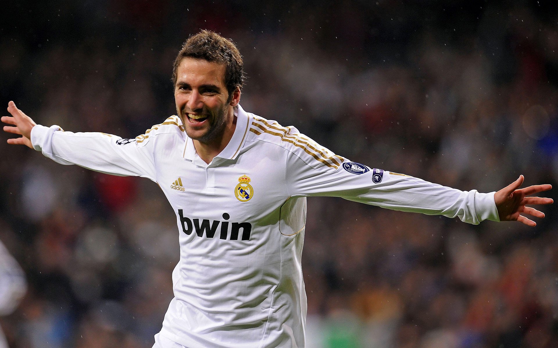 爱游戏体育在线-巴黎引进欧洲顶级中场，实力大幅升级，巴黎的中场